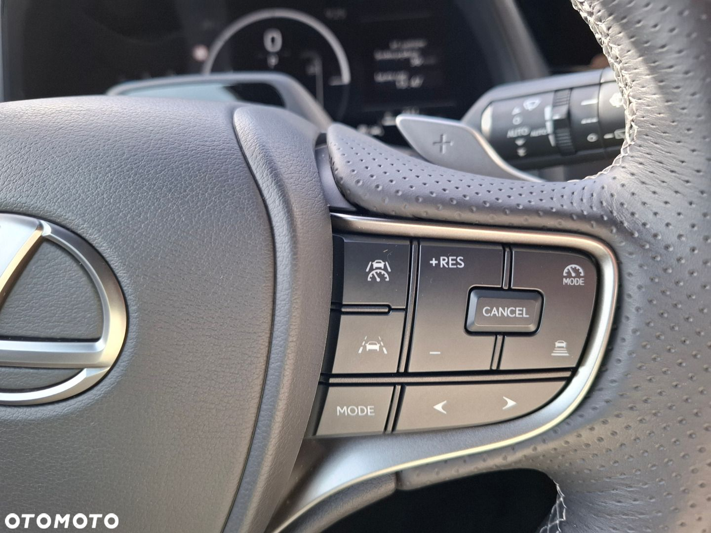 Lexus UX - 35