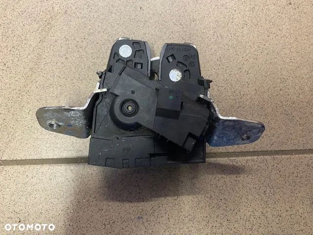 ZAMEK KLAPY BAGAŻNIKA MERCEDES W204 A2047400535 - 1
