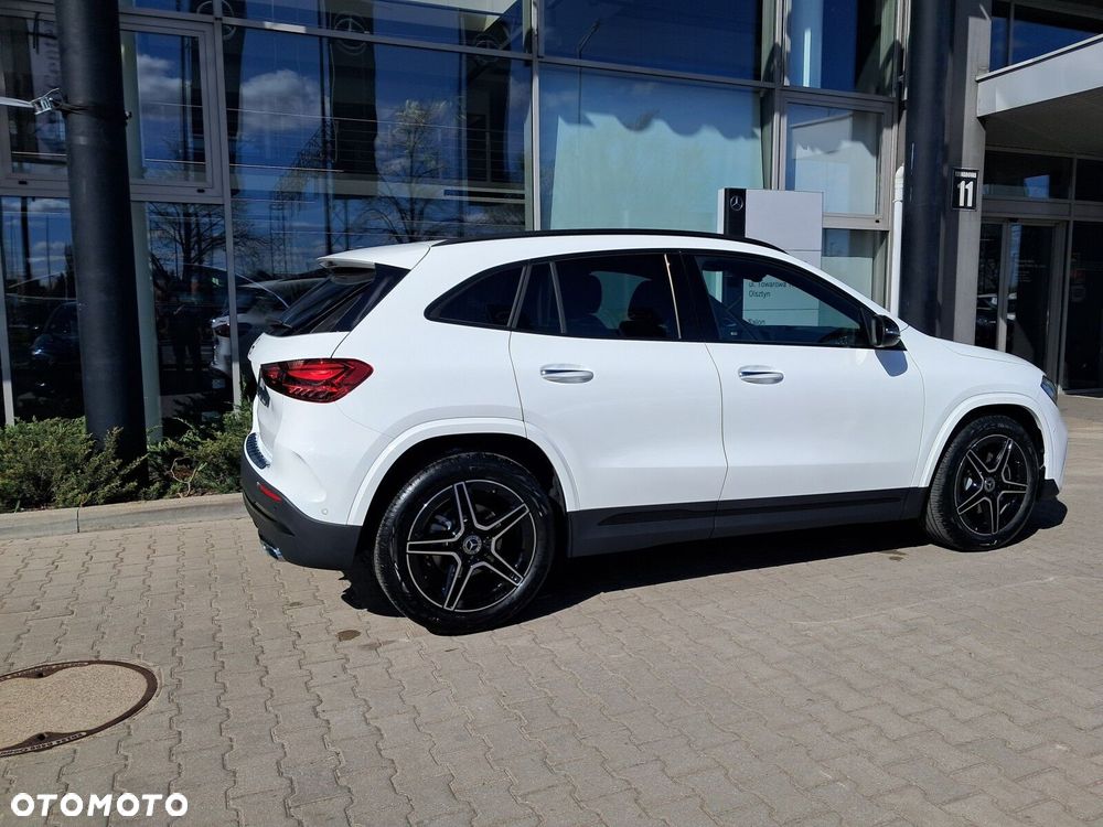 Mercedes-Benz GLA - 11