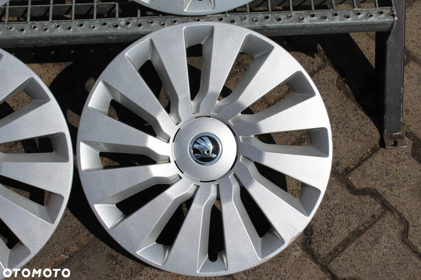 KOŁPAKI 16" SKODA OCTAVIA SUPERB ORYG 5E0.601.147G - 5