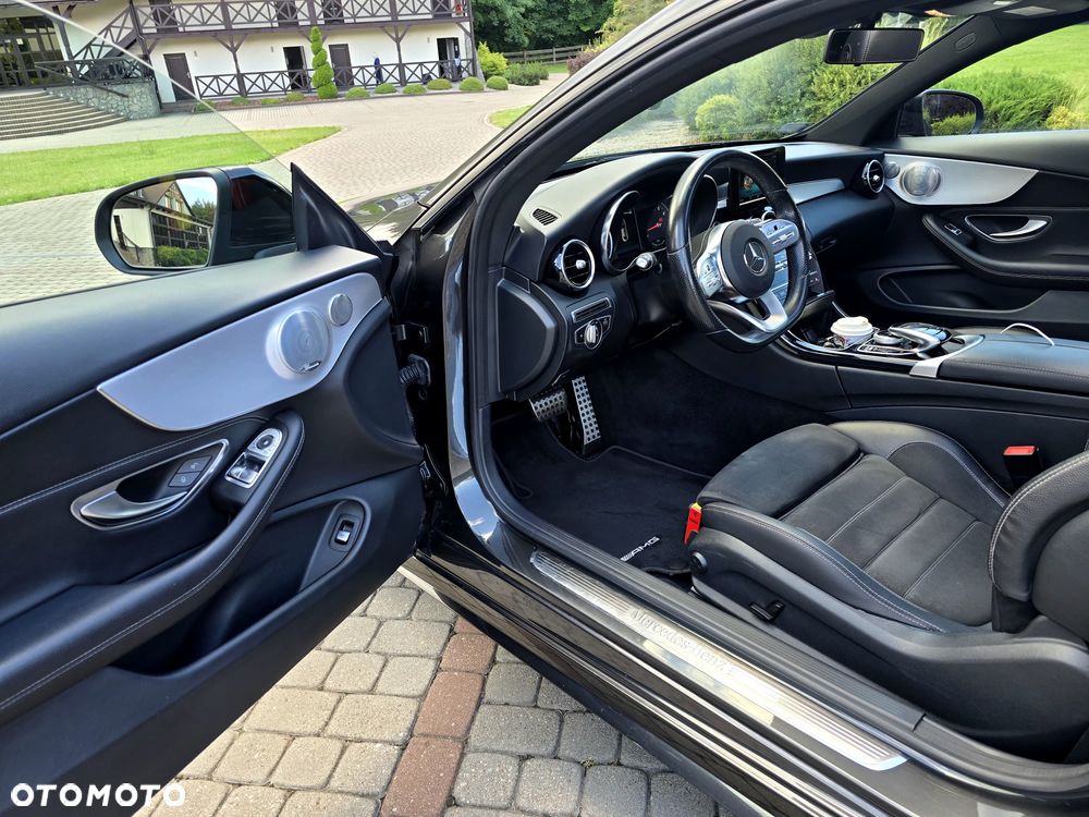 Mercedes-Benz Klasa C 300 4MATIC 9G-TRONIC - 33