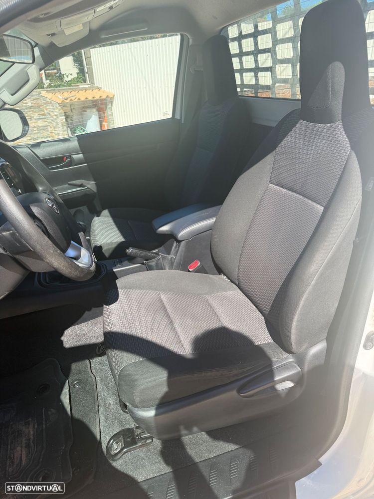 Toyota Hilux 2.4 D-4D 2WD CE CM - 12