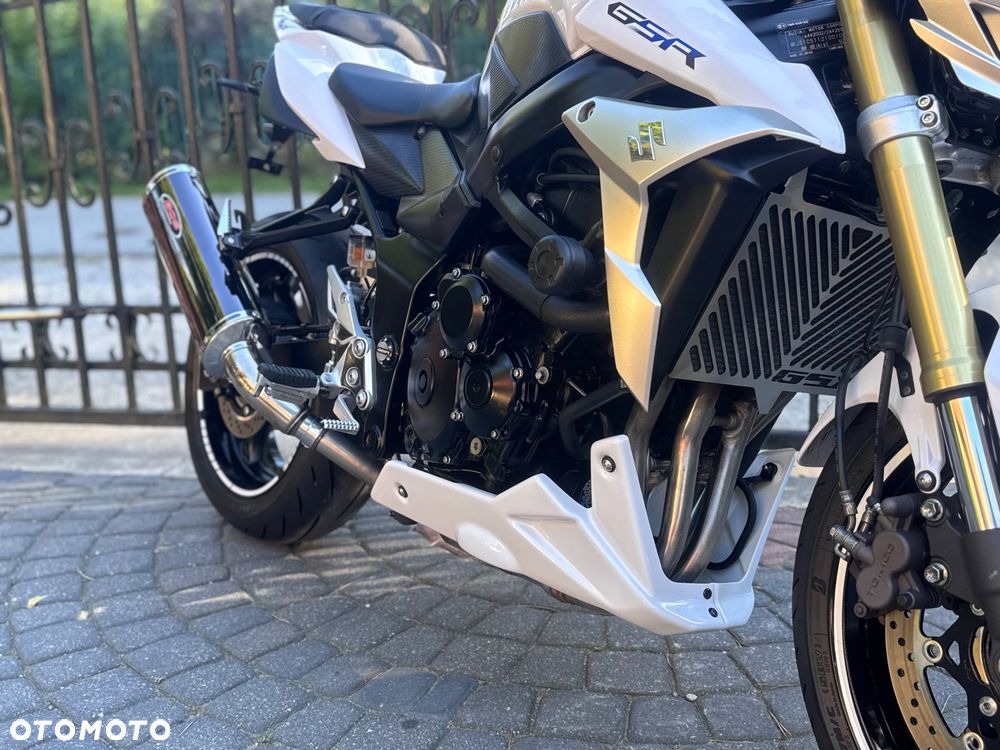 Suzuki GSR - 13