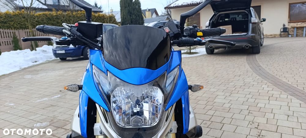 Suzuki GSR - 19