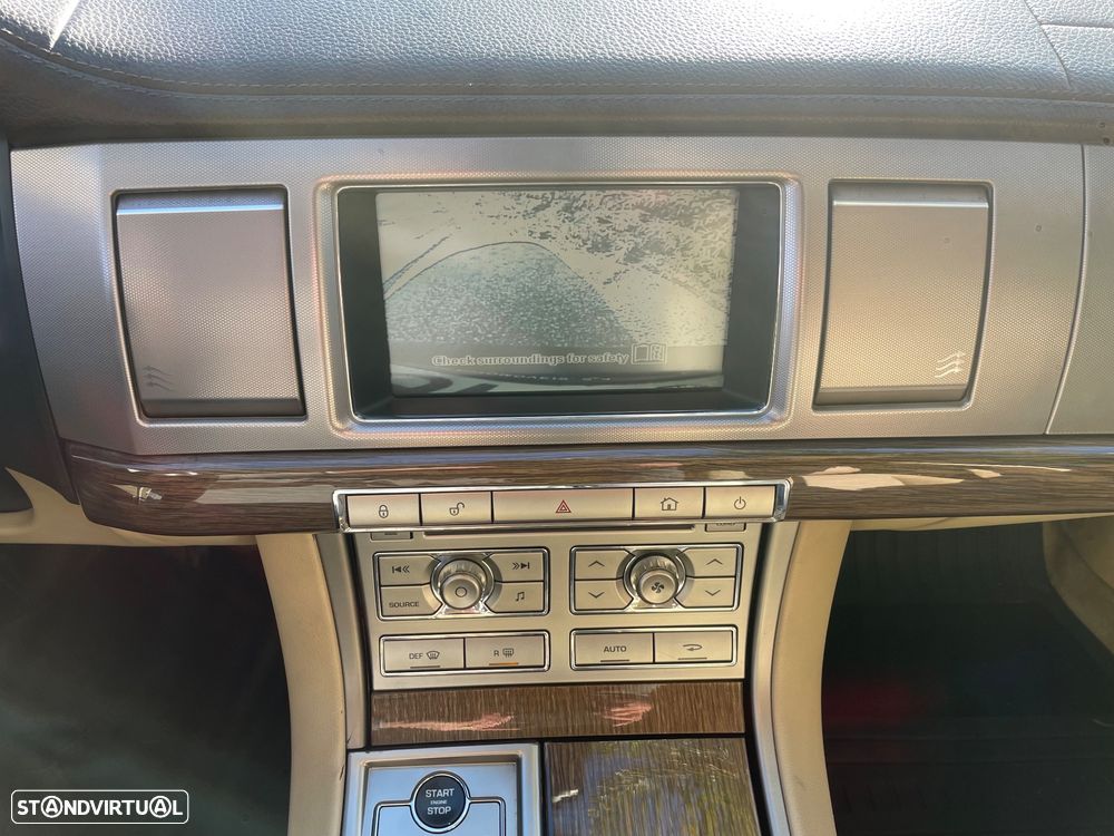 Jaguar XF 2.7 D V6 Premium Luxury - 17