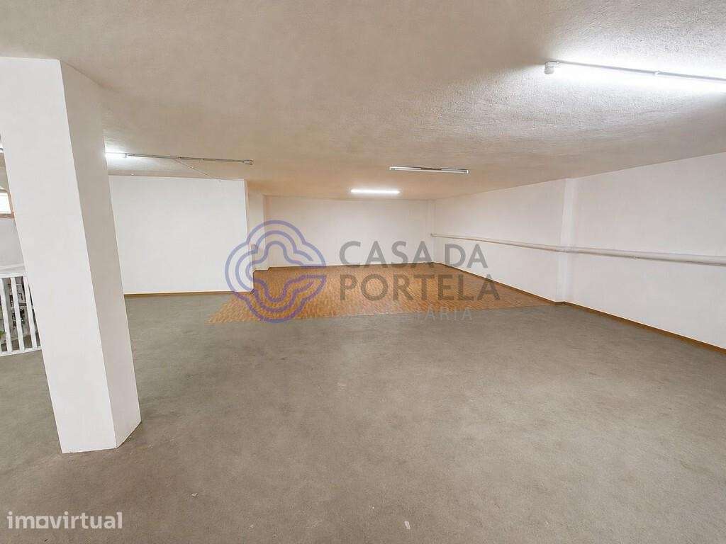 Garagem Box com 190 m2 | Atualmente utilizada como espaço de arrumação - Grande imagem: 4/15