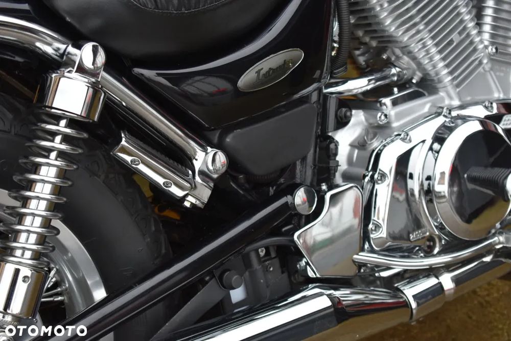 Suzuki Intruder - 32