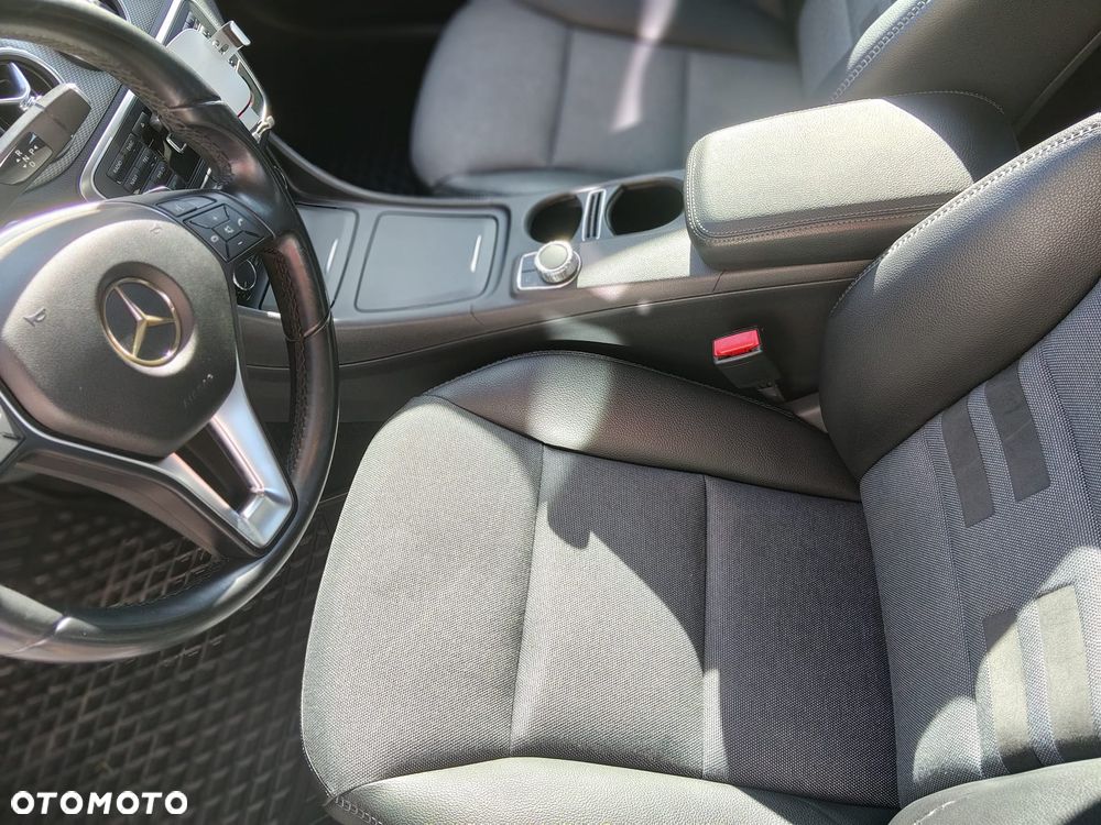 Mercedes-Benz GLA 200 7G-DCT - 25