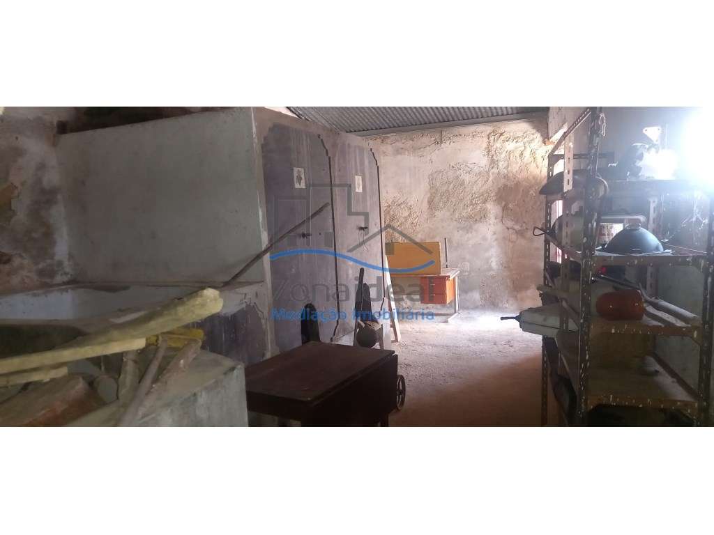 Adega com 2 depósitos, lagar comprensa e lagariça - Localizada em A... - Grande imagem: 3/4