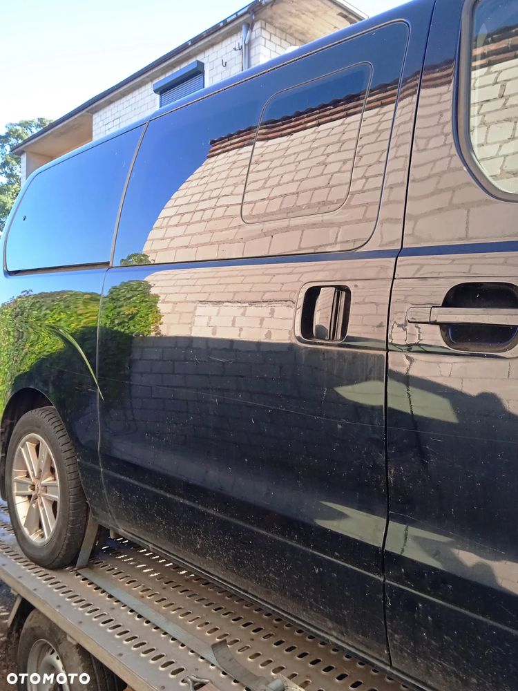 Na części Hyundai H1 II Wagon 2.5 CRDI 2010 lakier NBA silnik D4CBA skrzynia biegów GZ04 maska klapa drzwi przesuwne zderzak lampa błotnik fotel kanapa 7 miejsc szyba - 7