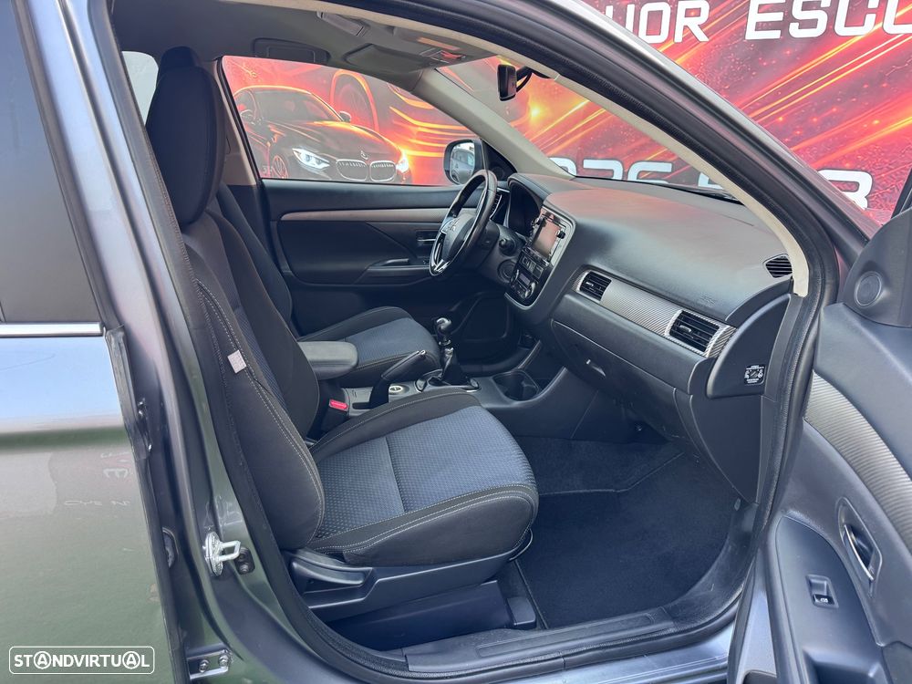 Mitsubishi Outlander 2.2 DI-D Instyle Navi 4WD - 24