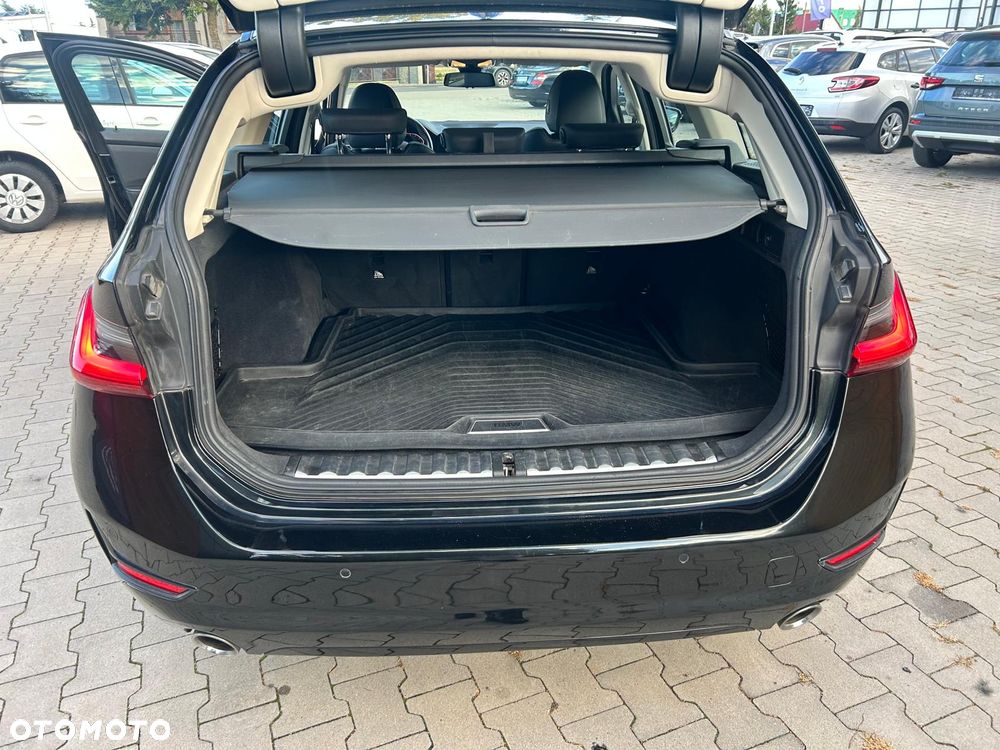 BMW Seria 3 320d xDrive - 23