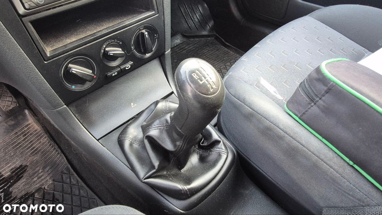 Skoda Octavia 1.6 Tour - 10