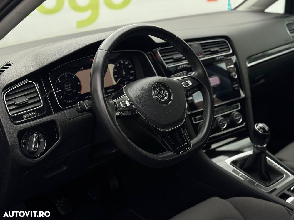 Volkswagen Golf - 37