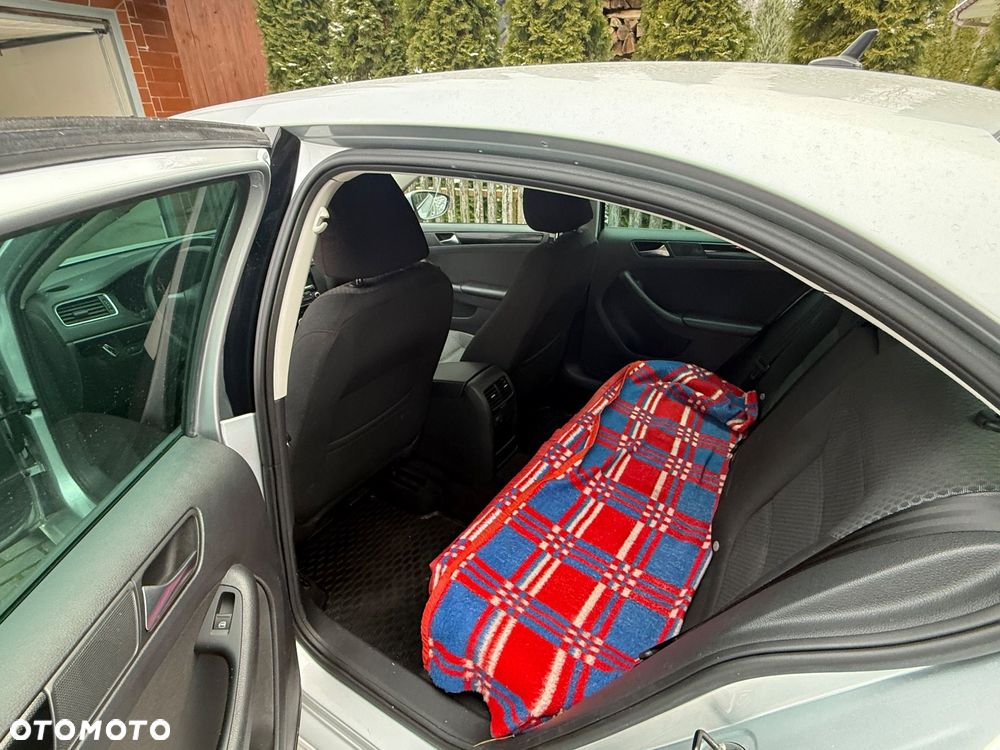 Volkswagen Jetta 1.6 TDI Comfortline - 9
