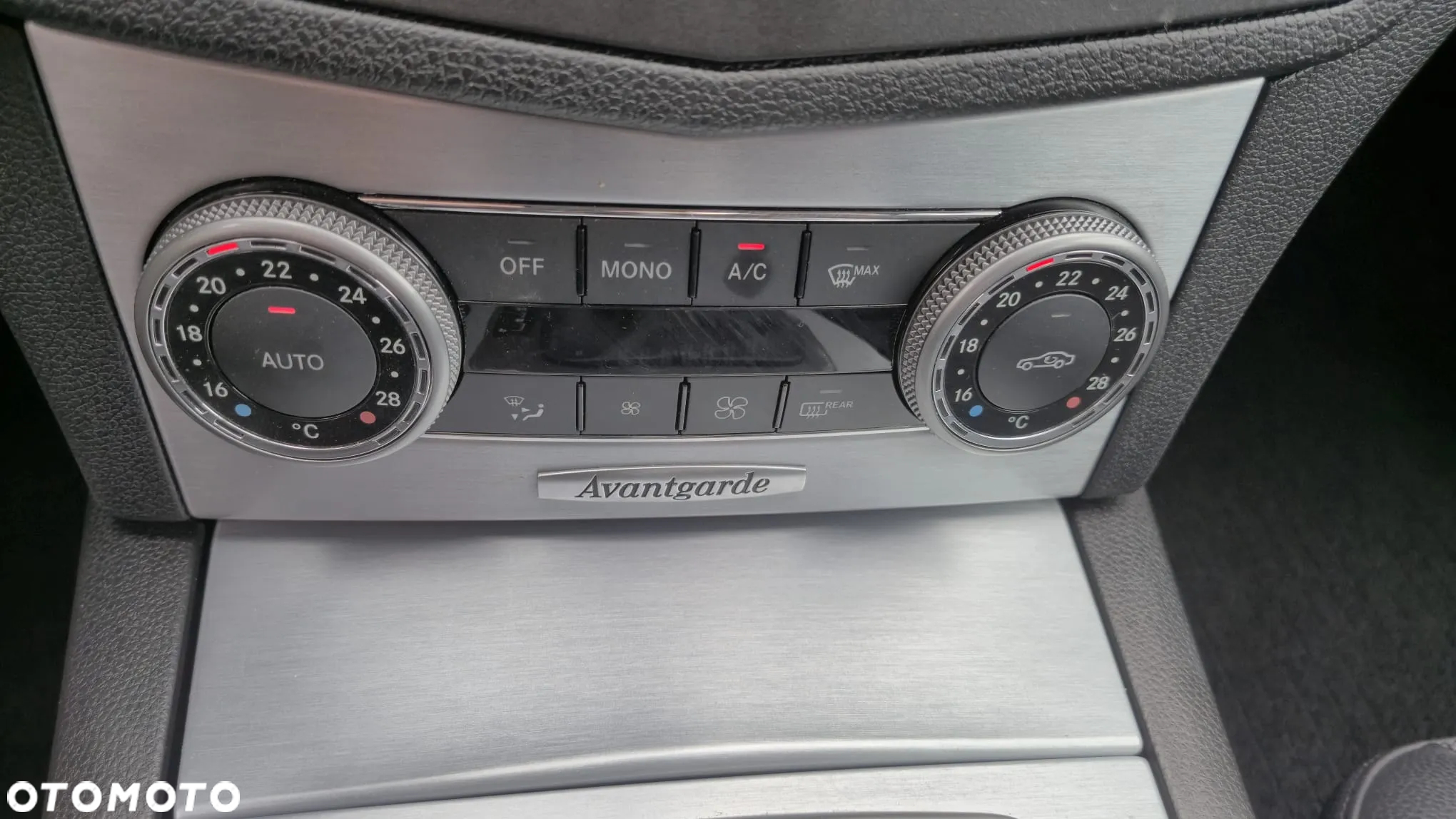 Mercedes-Benz Klasa C 180 T CGI Automatik BlueEFFICIENCY Avantgarde - 22