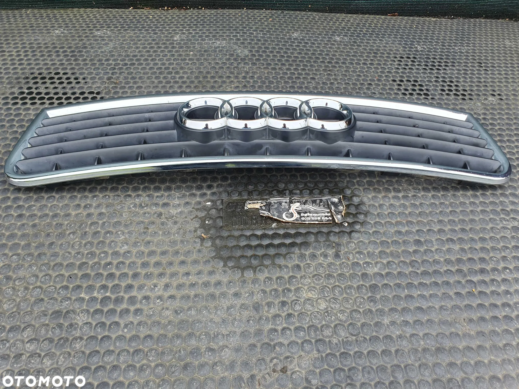 Atrapka 8E0853651F Atrapa Gril Maski Chrom Ramka Emblemat Znaczek Audi A4 B6 - 8