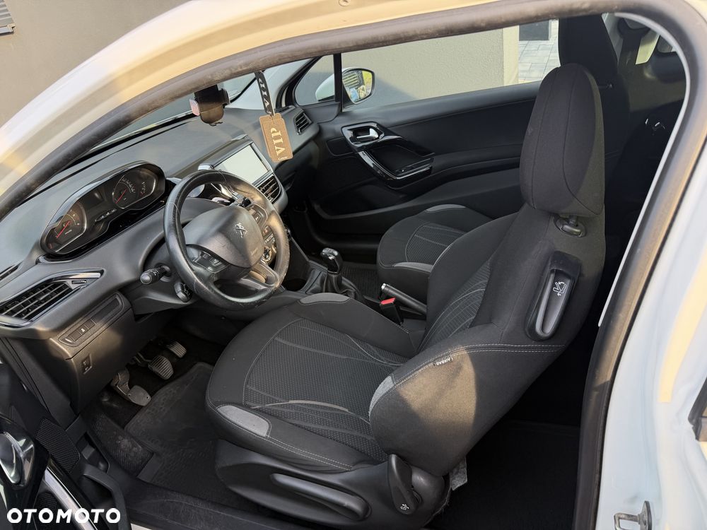 Peugeot 208 - 8