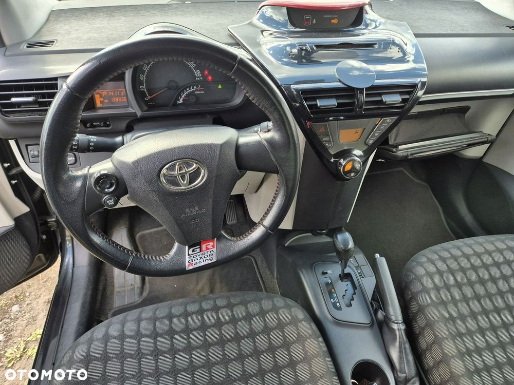 Toyota iQ - 6