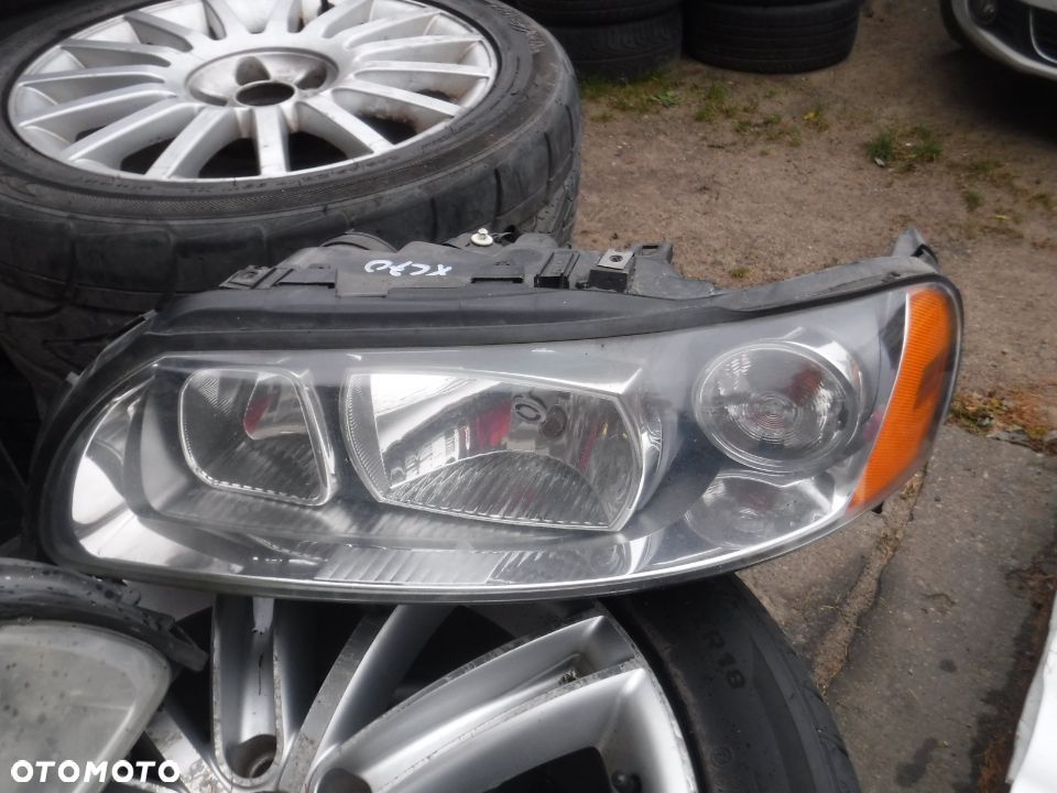 Volvo XC70 lampa  przod prawa  99-06 - 2