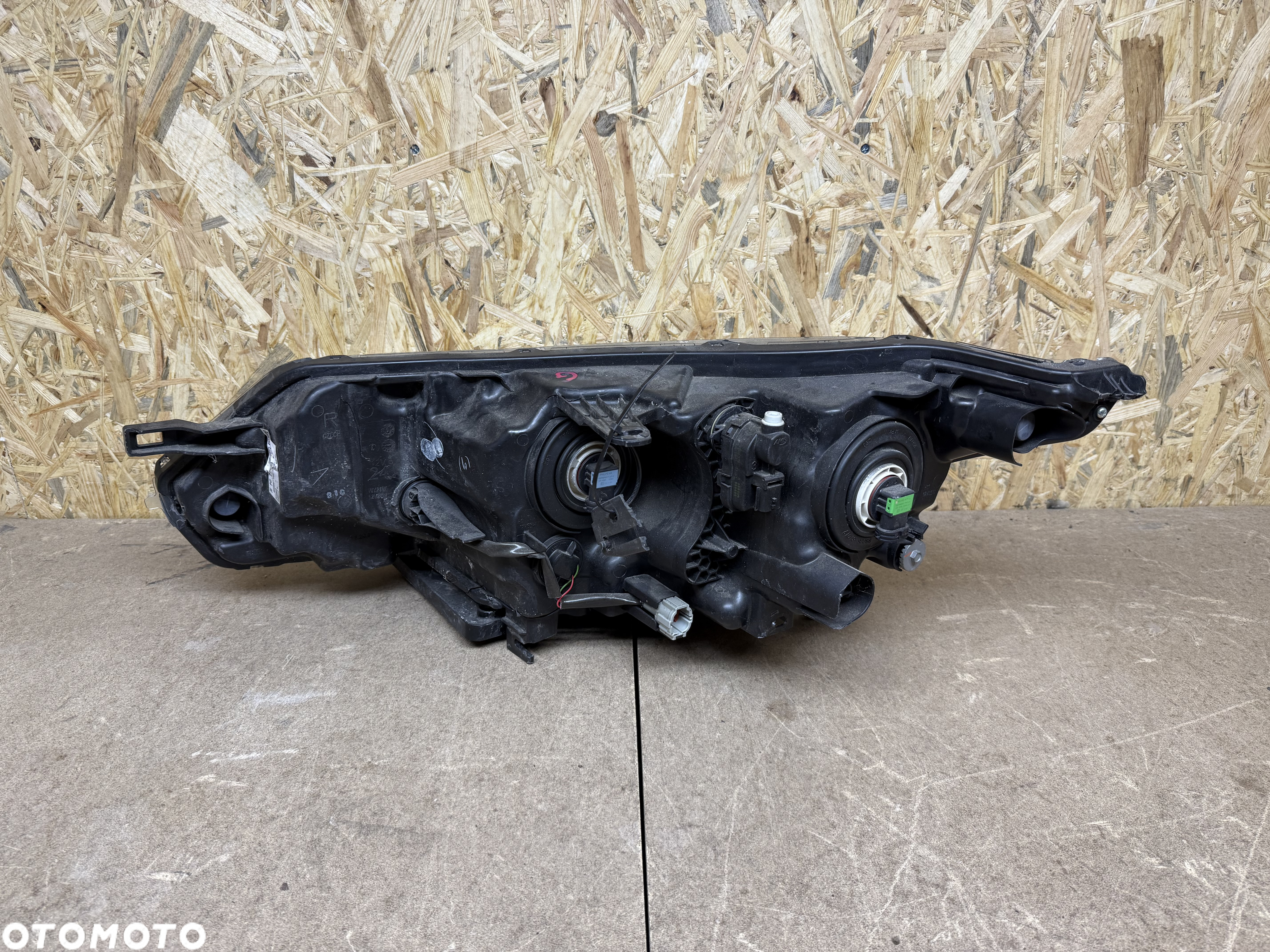 LAMPA PRAWA SOCZEWKA LED NISSAN QASHQAI J11 LIFT - 12