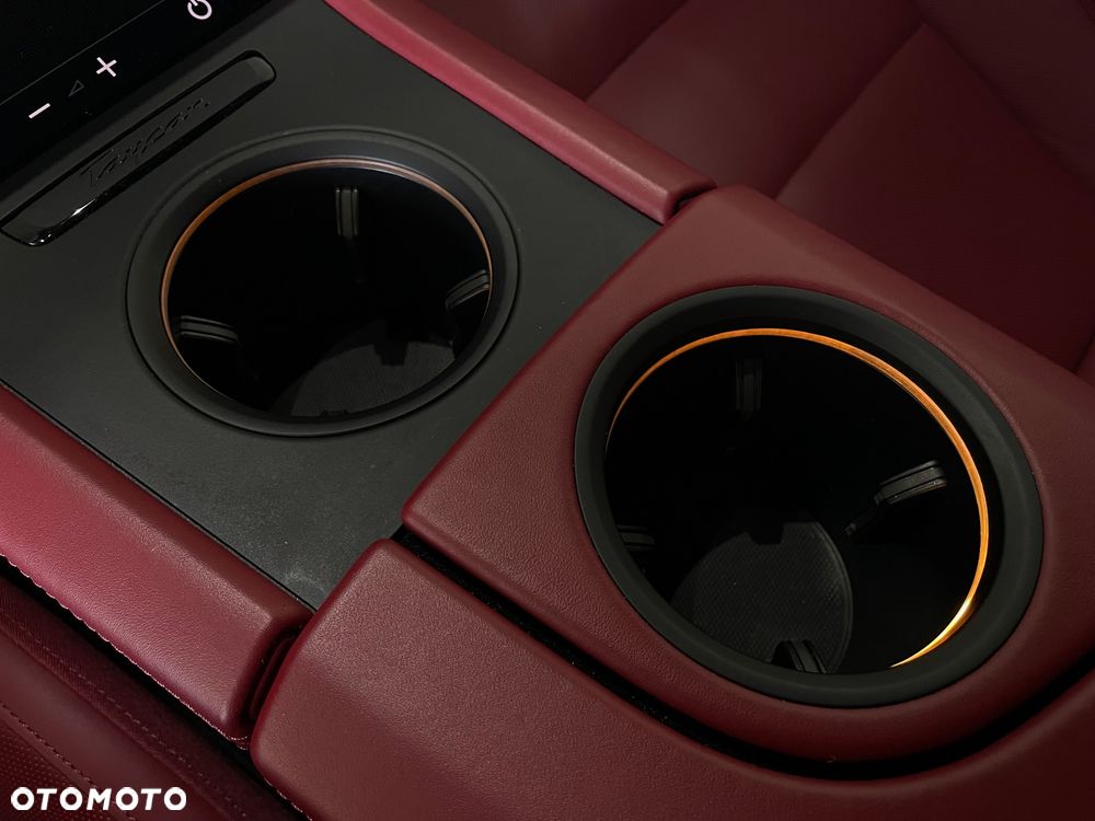 Porsche Taycan Turbo - 35
