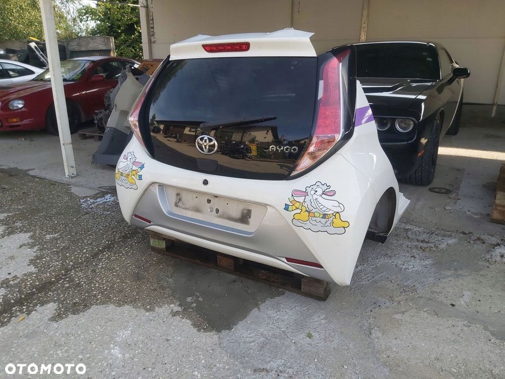 Toyota AYGO II tył zderzak klapa błotnik lewy prawy pas tylny lampa podłoga - 1