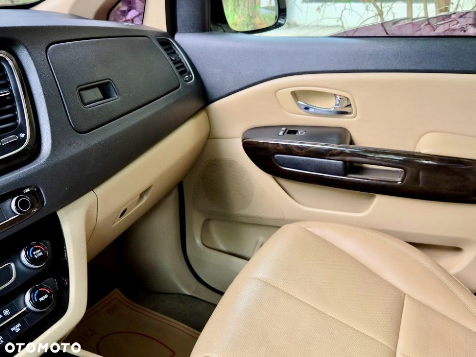 Kia Carnival - 11