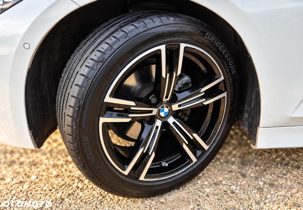 BMW Seria 3 320d xDrive mHEV - 18