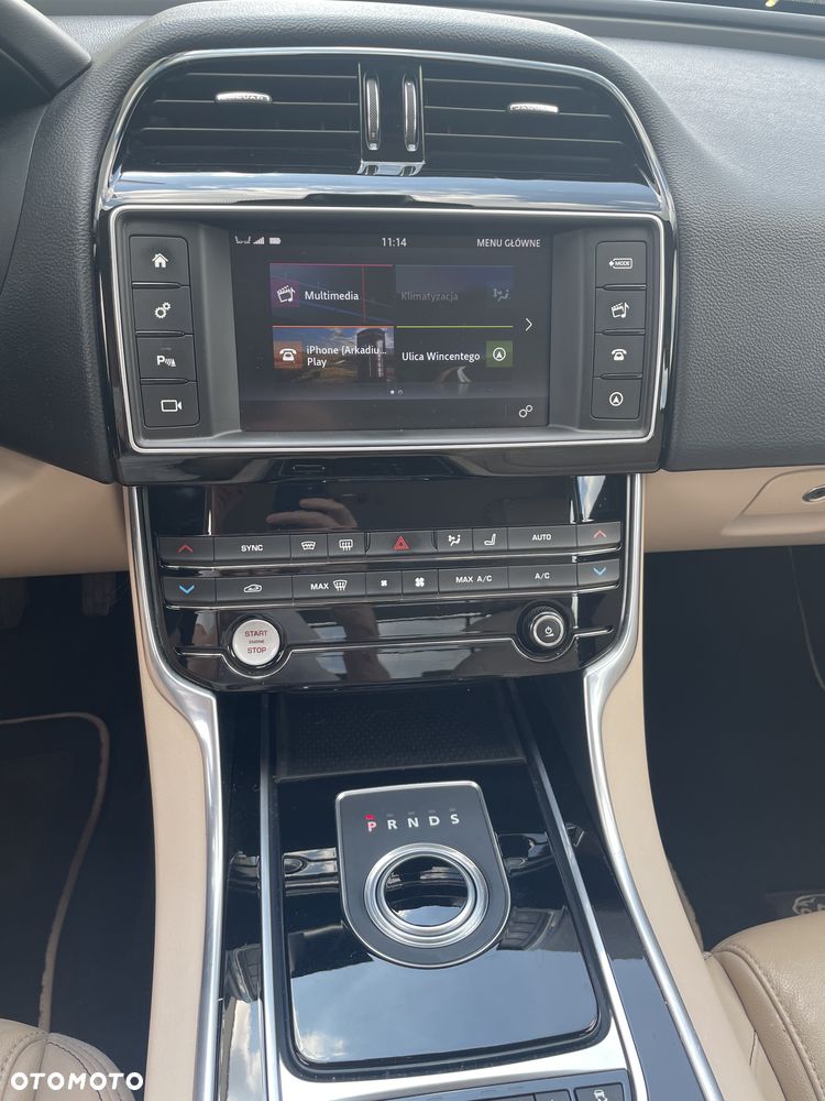 Jaguar XE 2.0 D Portfolio - 14