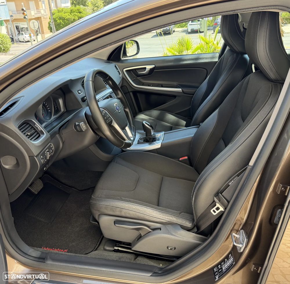 Volvo V60 2.0 D3 Momentum Geartronic - 12