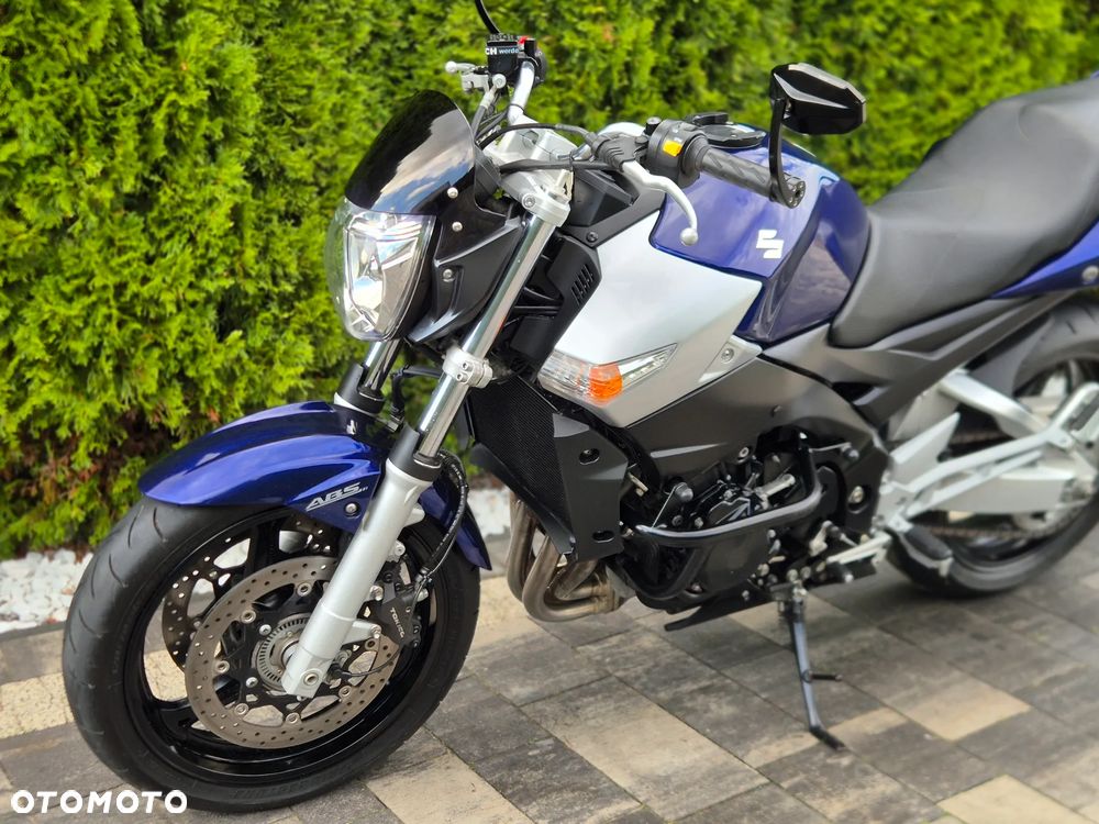 Suzuki GSR - 16