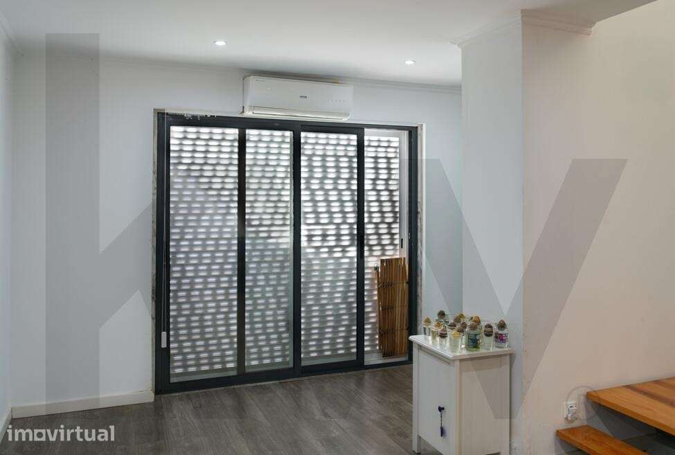Moradia T2 com águas-furtadas e logradouro com barbecue - Grande imagem: 5/14