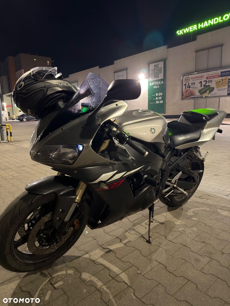 Yamaha R1 - 4