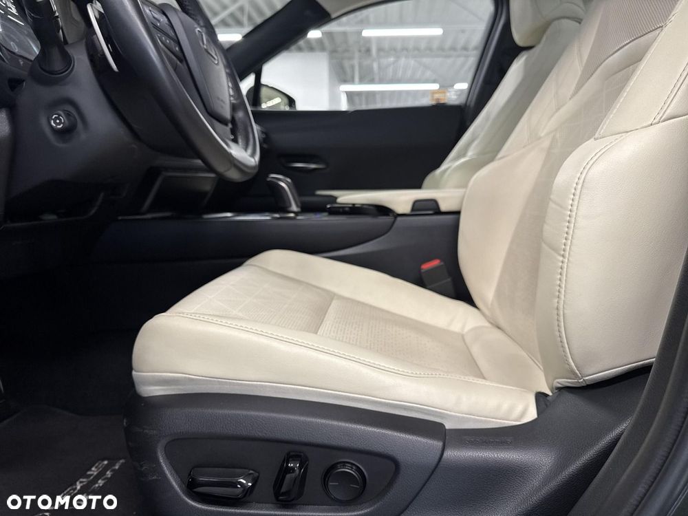 Lexus UX - 10