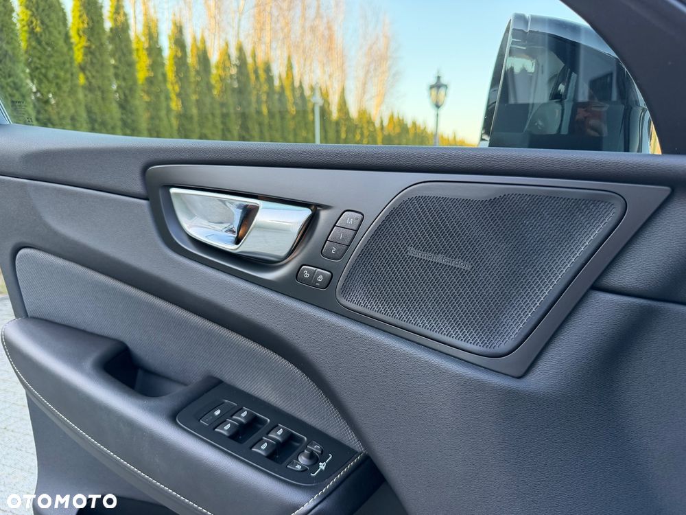 Volvo XC 60 T6 Plug-In Hybrid AWD Ultra Dark - 24