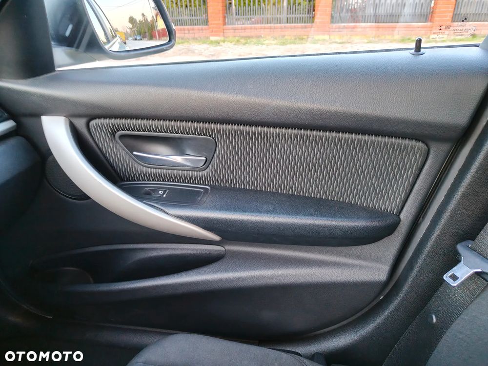 BMW Seria 3 318i GPF Sport Line Shadow - 13