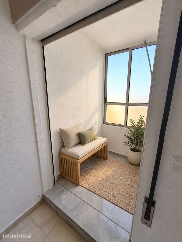 T2 renovado com 3 frentes e vista desafogada - Grande imagem: 4/13