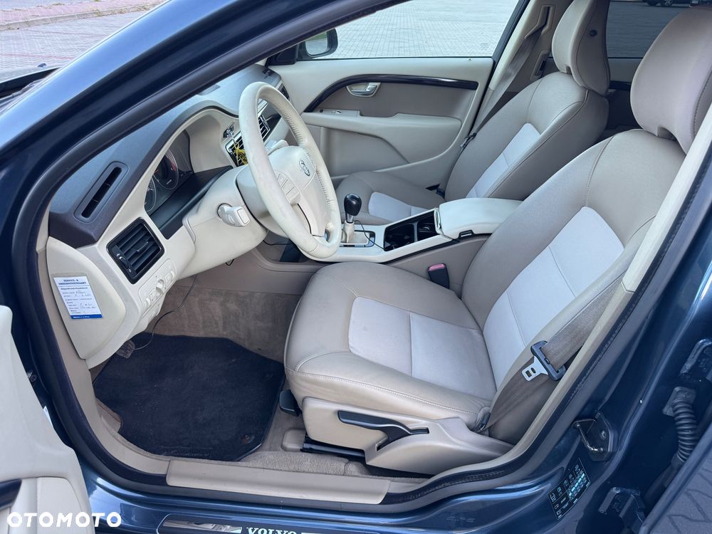 Volvo V70 2.4D Momentum - 6