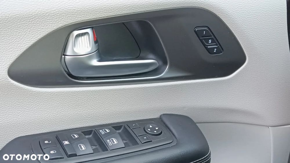 Chrysler Pacifica - 34