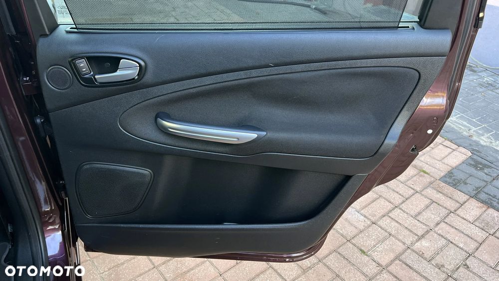 Ford Galaxy 2.0 Ghia - 32