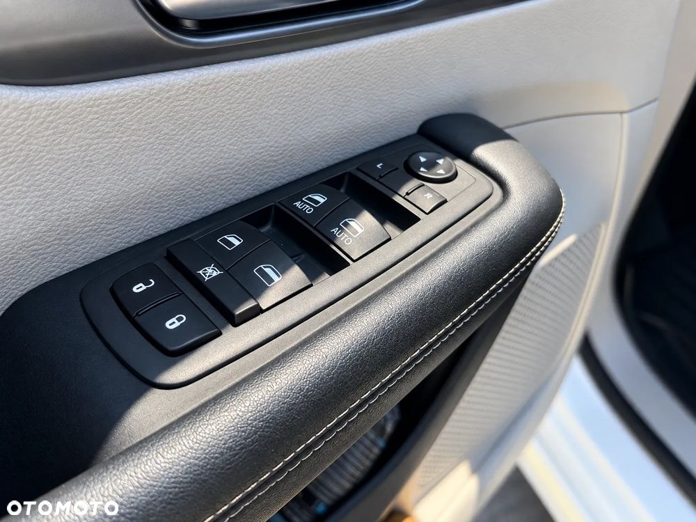 Chrysler Pacifica - 11