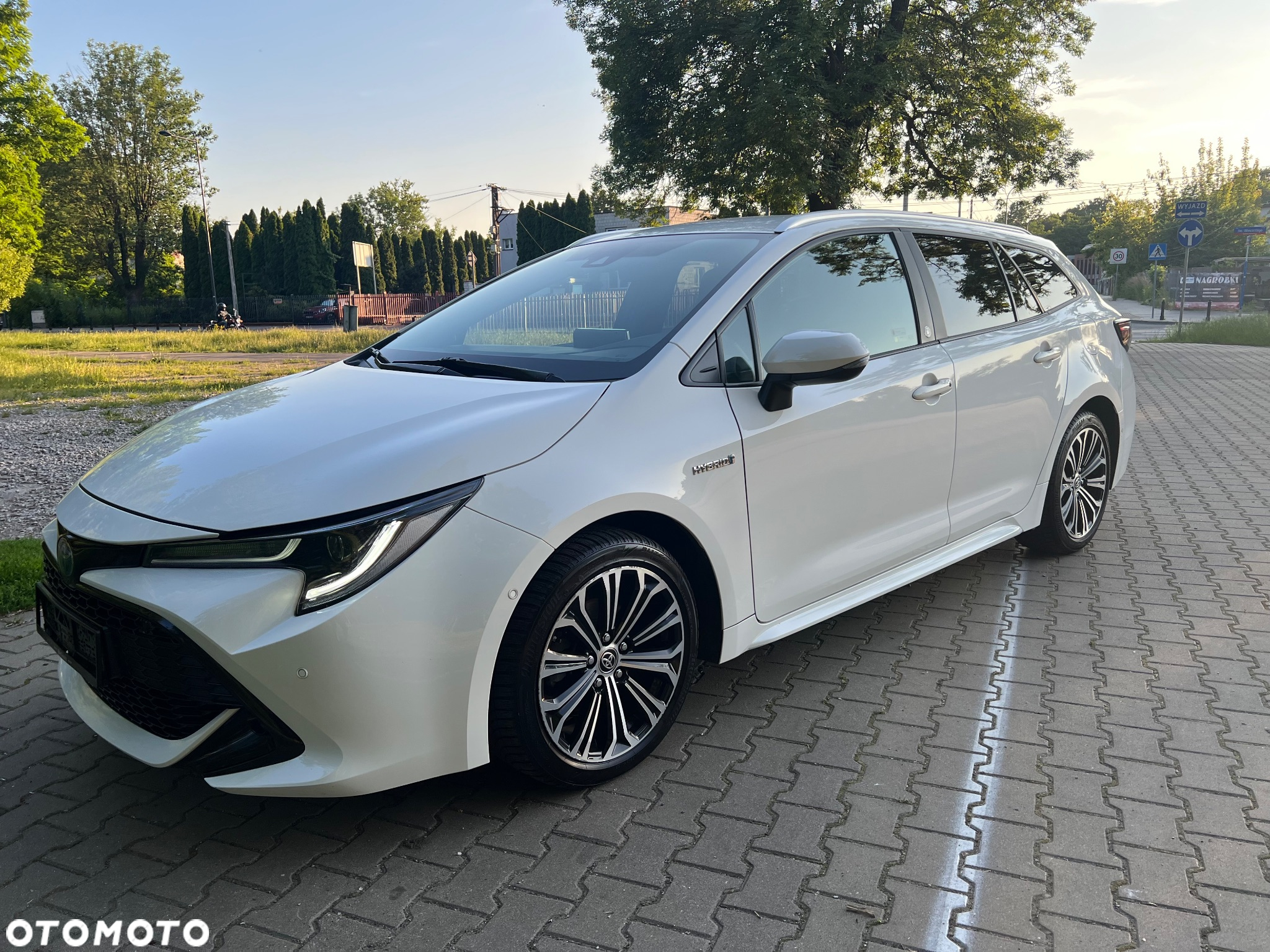 Toyota Corolla 1.8 Hybrid Team Deutschland - 13