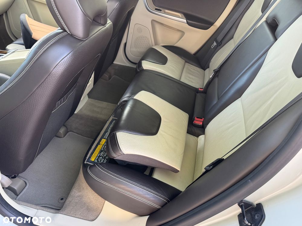 Volvo XC 60 D5 AWD Momentum - 21