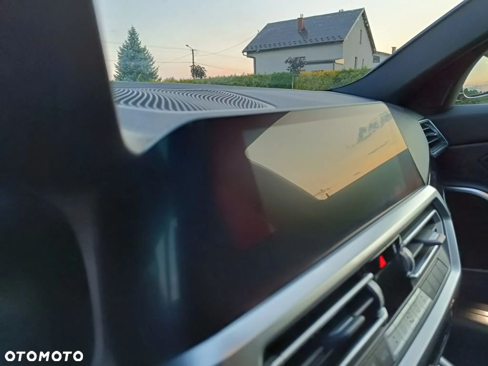 BMW Seria 3 330i xDrive Sport Line - 29