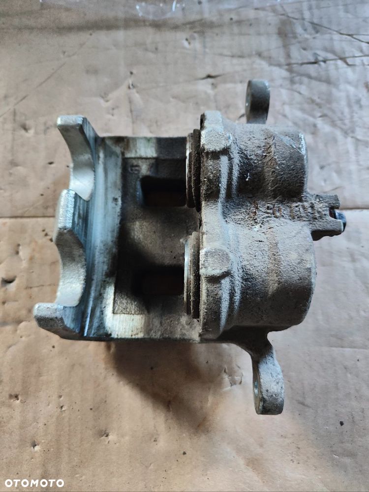 Zacisk hamulcowy lewy przód 41010 5MT0A Mitsubishi Outlander 2022 - 4