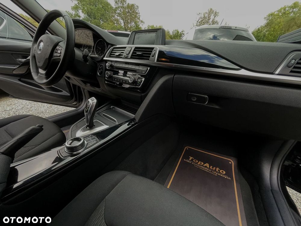 BMW Seria 3 320d Touring Advantage - 17