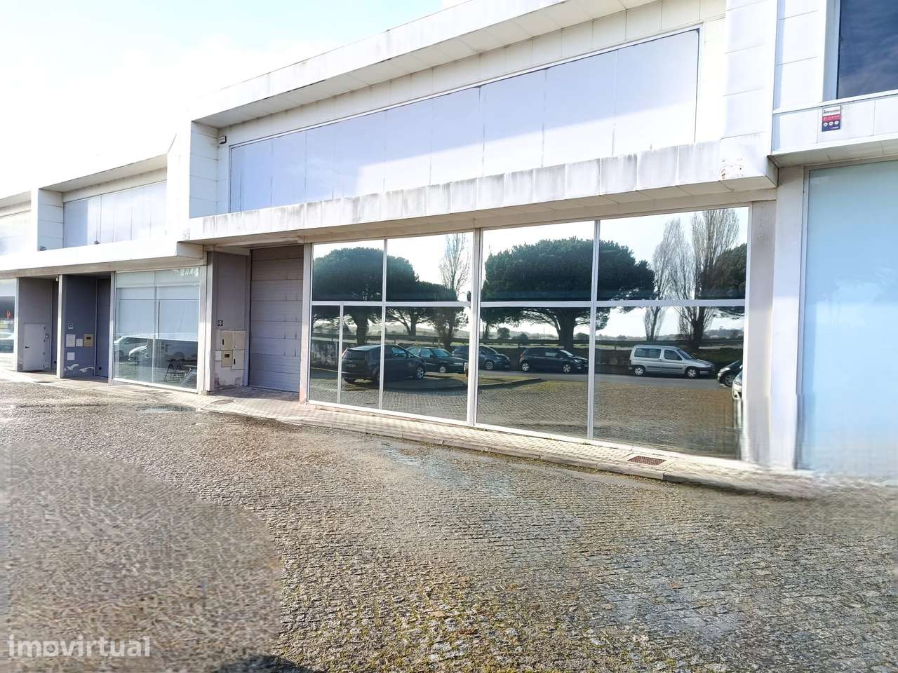 Armazém em excelente localização, junto ao nó de acesso à A28 - Grande imagem: 2/25
