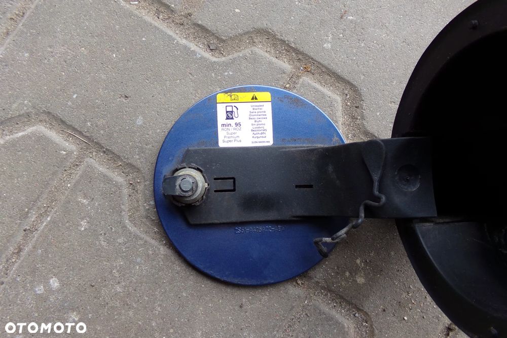 Klapa wlewu paliwa z obudową Ford Fiesta MK5 - 3