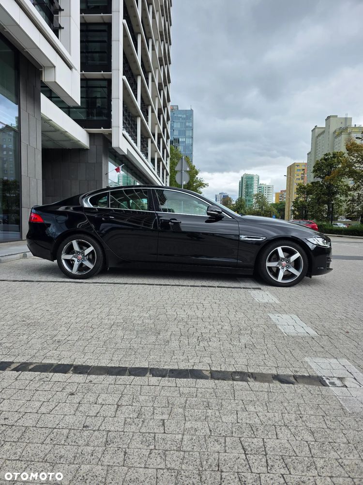 Jaguar XE 2.0 D Prestige - 4